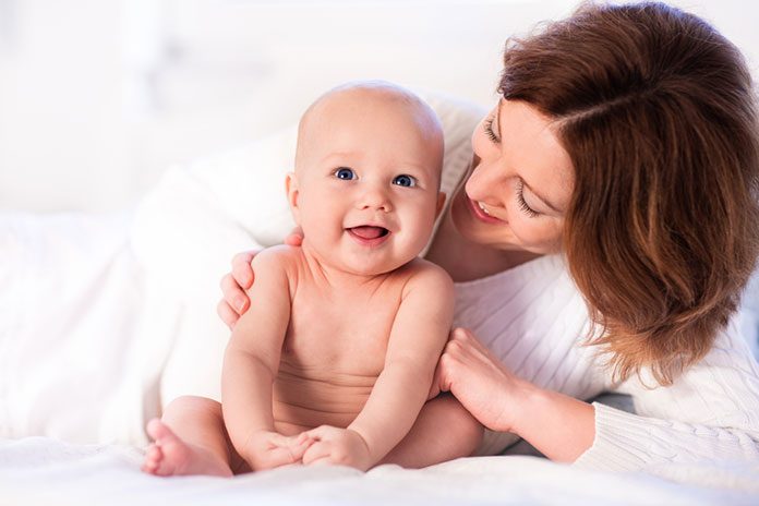 Jak bezpiecznie kąpać i jakie kosmetyki wybrać dla niemowląt?