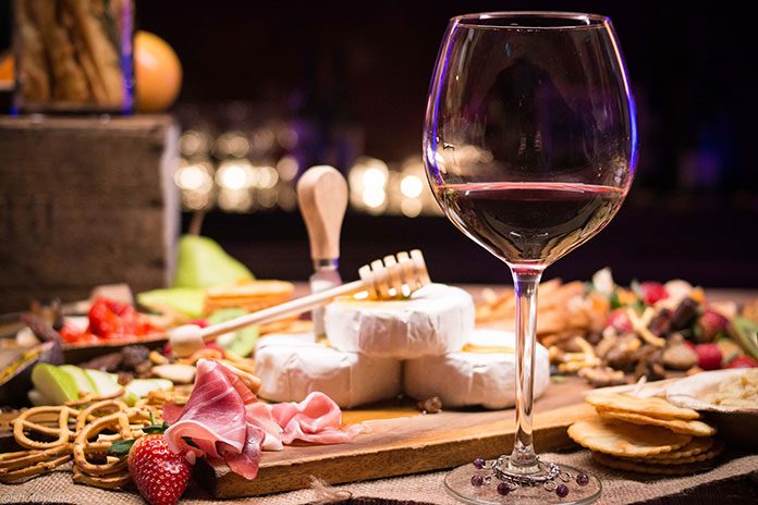 Wina dla miłośników serów – jaką butelkę do konkretnego rodzaju wybrać?