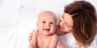 Jak bezpiecznie kąpać i jakie kosmetyki wybrać dla niemowląt?