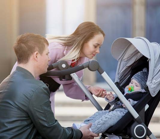 Wózki spacerowe typu spacerówka czy parasolka? Sprawdź zalety i wady obu rozwiązań Wózki spacerowe typu spacerówka czy parasolka? Sprawdź zalety i wady obu rozwiązań