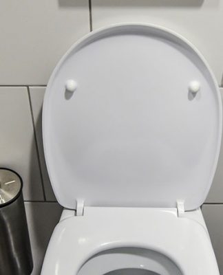 Jak skutecznie usunąć kamień z WC? Domowe sposoby mogą nie wystarczyć Jak skutecznie usunąć kamień z WC