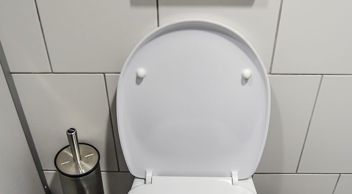 Jak skutecznie usunąć kamień z WC
