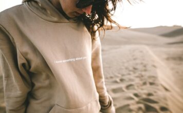 Jak nosić komplet dresowy damski? Pomysły na stylizacje z kompletem dresowym komplet dresowy damski