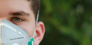 Jak działa maska spawalnicza samościemniająca?