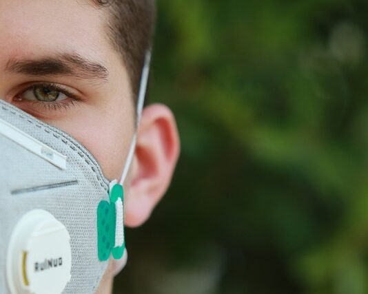 Jak działa maska spawalnicza samościemniająca?