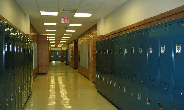 Z jakiego materiału szafka pod umywalkę?