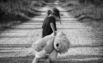 Kiedy dziecko zaczyna wstawać w łóżeczku?