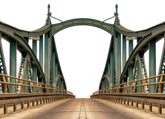 Czym zasłonić barierki na balkonie?