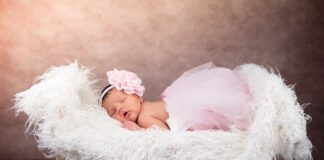 Jakie łóżeczko dla dziecka turystyczne czy drewniane?