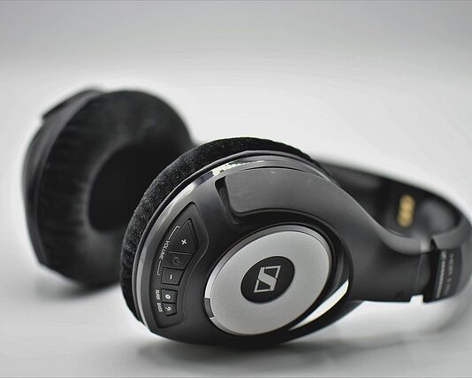 Jak włączyć słuchawki bezprzewodowe z Pepco?