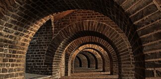 Z jaką prędkością poruszają się końcówki łopat elektrowni wiatrowej?