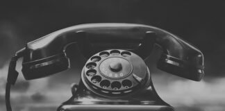 Jak zrobić stojak na telefon z patyczków po lodach?