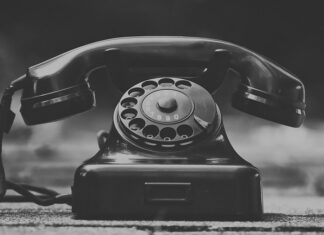 Jak zrobić stojak na telefon z patyczków po lodach?