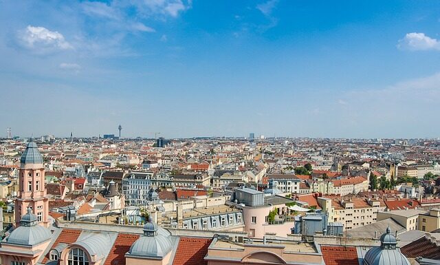Czy budowlą musi być trwałe związana z gruntem?