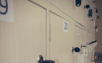 Jak przerobić komodę na szafkę pod umywalkę?