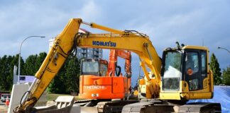 Czy pozostawienie ładowarki w gniazdku?