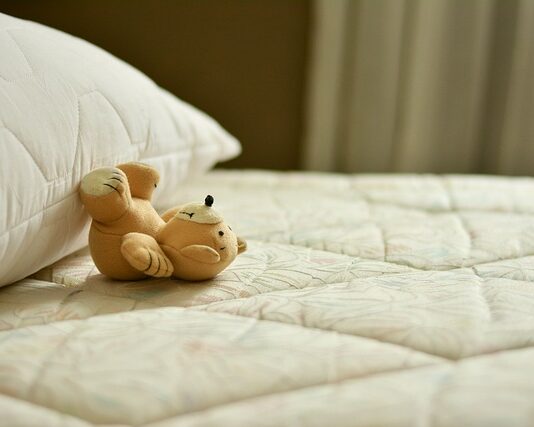 Ile powinien wystawać materac z ramy łóżka?