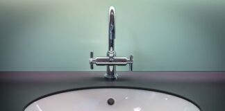 Jaka umywalka lepsza nablatowa czy wpuszczana?