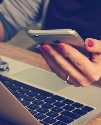 Czy każdy telefon można ładować tą samą ładowarka?
